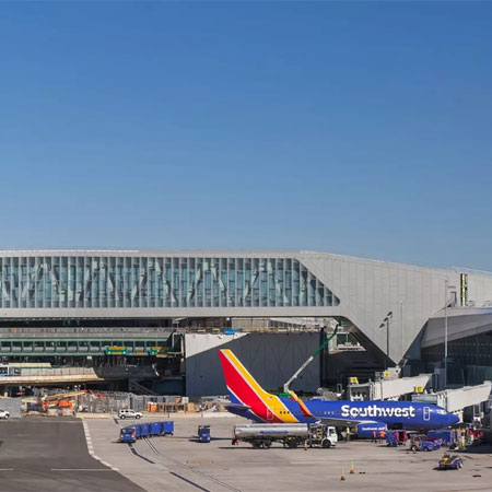 Airplanes standing in front of LaGuardia-Airport-(LGA)