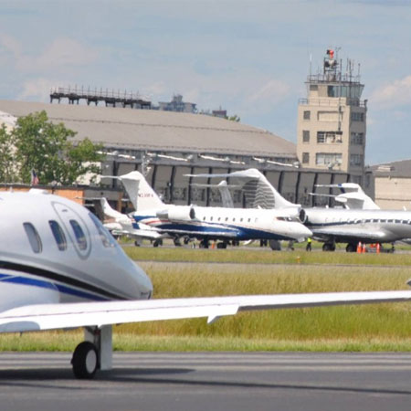 Private Jets standing on runways of Teterboro-Airport-(TEB)